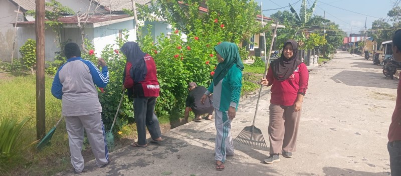 Babinsa Senayang Gotroy Jumat Bersih