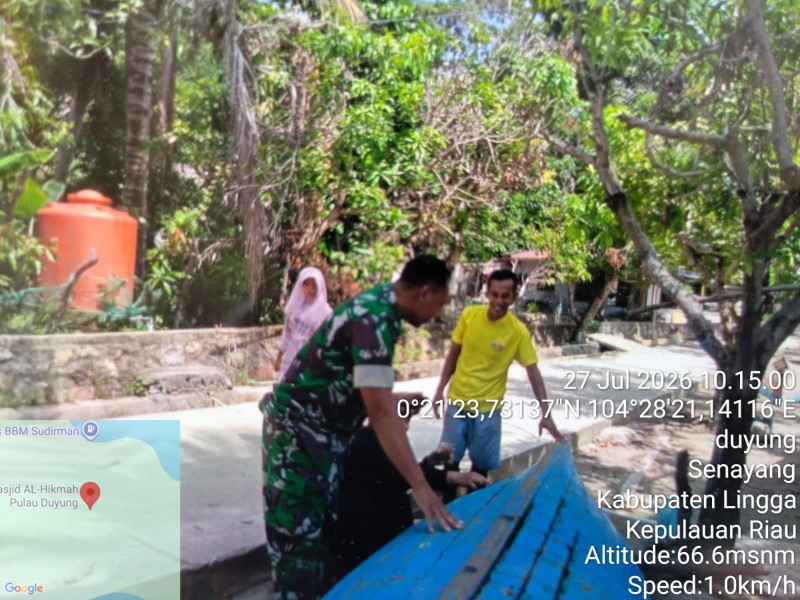 Dukung Produktivitas Nelayan, Babinsa Pulau Duyung Serda Eman Perkuat Semangat Gotong Royong dan Bela Negara