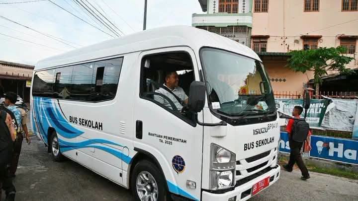 Wali Kota Sibolga Antarkan Langsung Pelajar dengan Bus Gratis