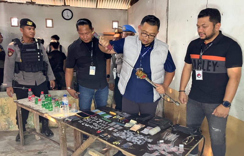 Rumah IRT Bandar Digerebek Polisi 40 Paket Sabu dan Samurai Disita