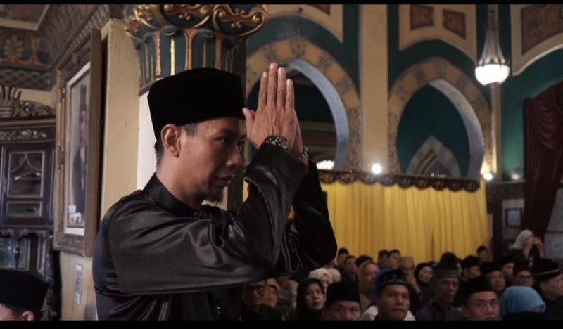 Kesultanan Deli Beri Gelar Adat Kepada 11 Keluarga, Praktisi Hukum Murad Daeng Patiroang SH MH Dapat Gelar Tok Muda Adhyaksa Raja