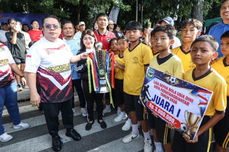 Wali Kota Siantar Serahkan Hadiah Bagi Pemenang Fun Run Merah Putih 8,1 K