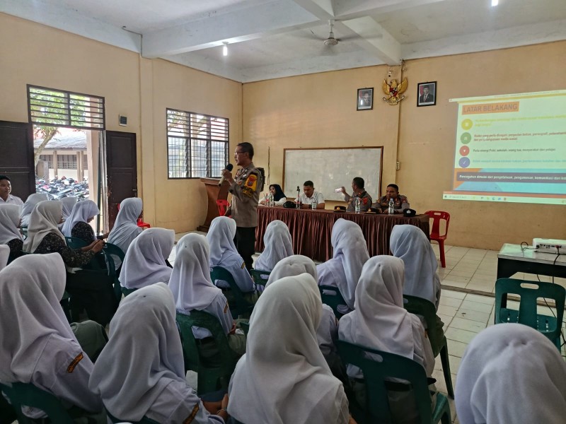 Polri Hadir di Sekolah, Sat Binmas Polres Langkat Edukasi Pelajar Cegah Pergaulan Bebas dan Gangguan Kamtibmas