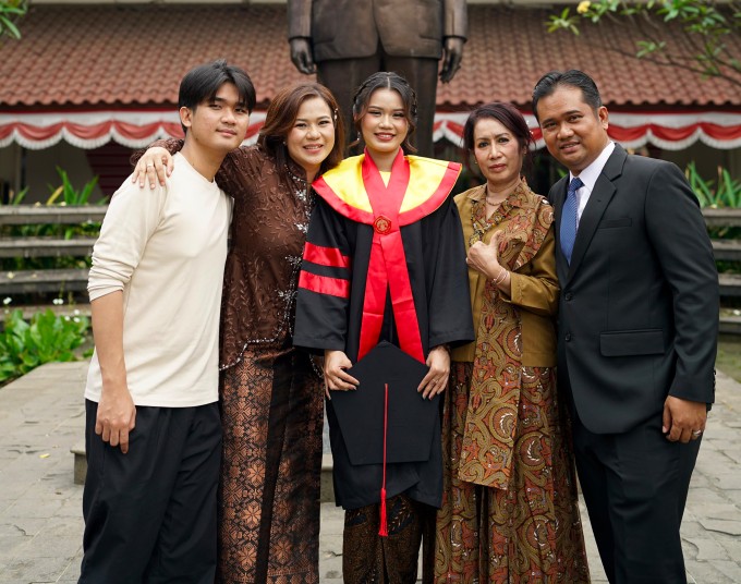 Puteri Anggota DPRD Labuhanbatu Raih Predikat Cumlaude Dari Fakultas Hukum UI Jakarta