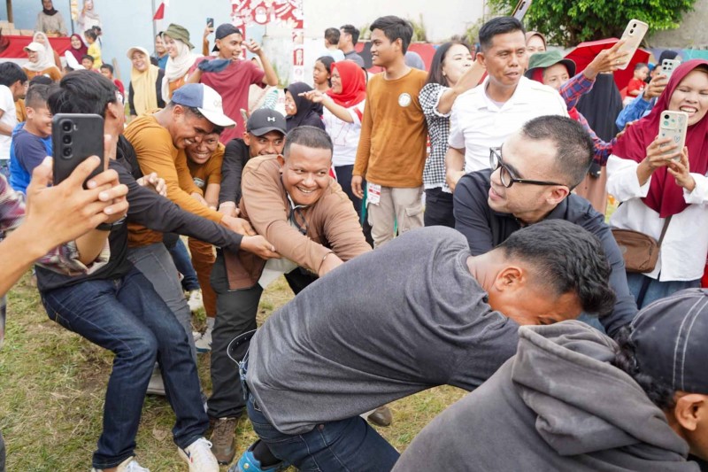 Hadir di Tengah Warga, Rico Waas Ikut LombaTarik Tambang