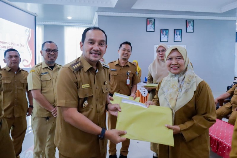 Walikoat Serahkan SK Program Indonesia Pintar " Kepsek Harus Bekerja Adaptif Dan Berintegritas"