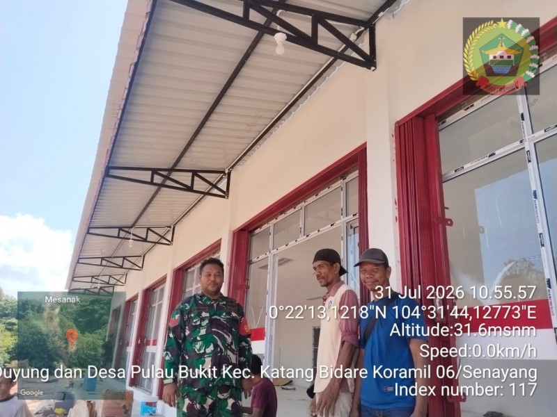Pastikan Tepat Mutu dan Tepat Waktu, Babinsa Laksanakan Pengawasan Pembangunan KDKMP Desa Mensanak