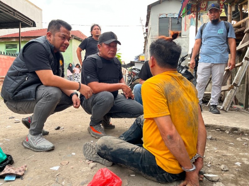 Polrestabes Medan Ratakan Bantaran Rel KA Medan - Kualanamu yang Jadi Sarang Narkoba 3 Kg Ganja, Sejumlah Paket Sabu, Hingga Beragam Senjata Disita ME