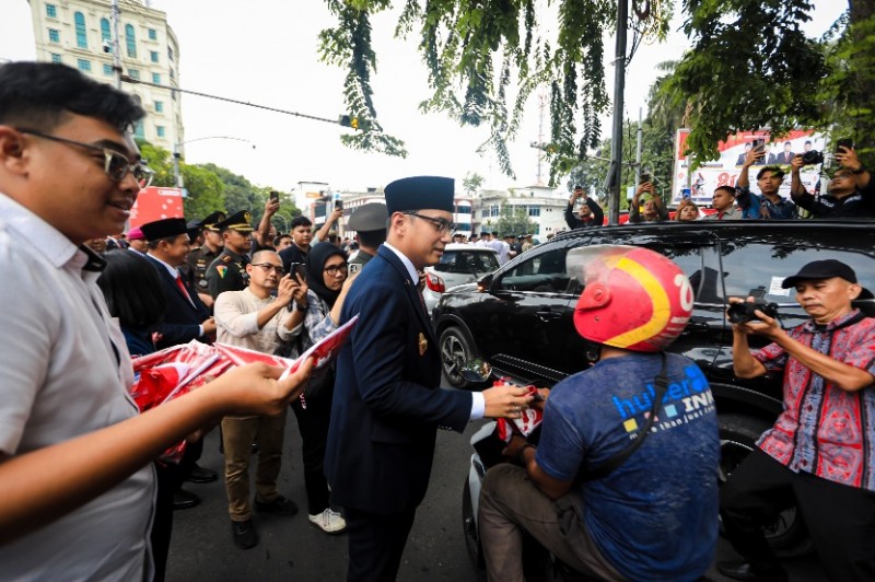Kibarkan Semangat Kemerdekaan, Rico Waas dan Zakiyuddin Harahap Bagikan Bendera kepada Warga Medan