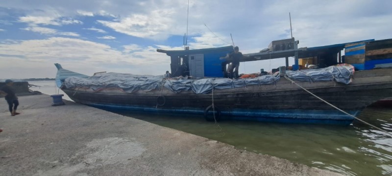 Kapal Tanpa Nama Digerebek, 400 Bal Pakaian Bekas Disita