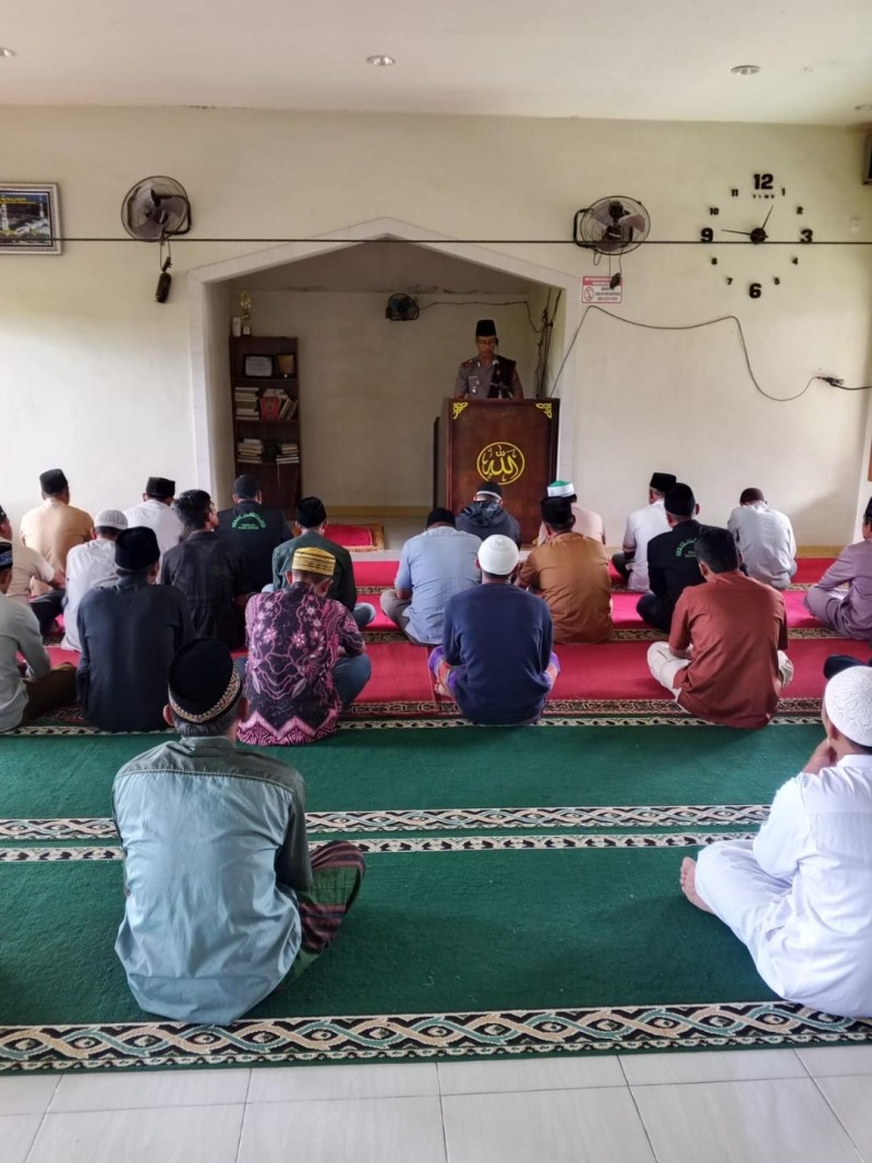 Jadi Khatib Jumat, Kapolsek Dolok Silau Ajak Warga Cingkes Wujudkan Kamtibmas dari Diri Sendiri