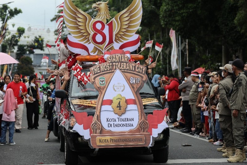 Mobil Hias dan Marching Band Meriahkan HUT RI, Wesly Lepas Peserta Karnaval