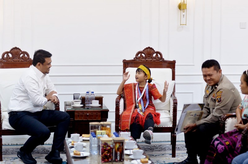 Caroline Nababan, Siswi SD Peraih Emas Olimpiade Asia Dihadiahi Rumah hingga Beasiswa oleh Gubernur Bobby