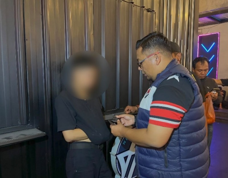 Polisi Gerebek Helen's Night Mart Pengedar Vape Narkoba Ditangkap, Klub Malam Dipasang Garis Polisi