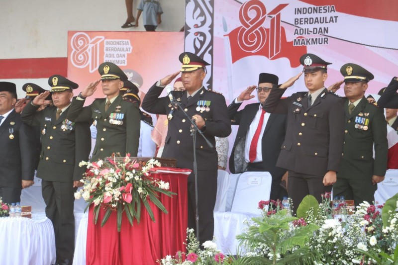 Diiringi Senja, Kapolres Simalungun Pimpin Aubade dan Penurunan Bendera Merah Putih HUT RI ke-81