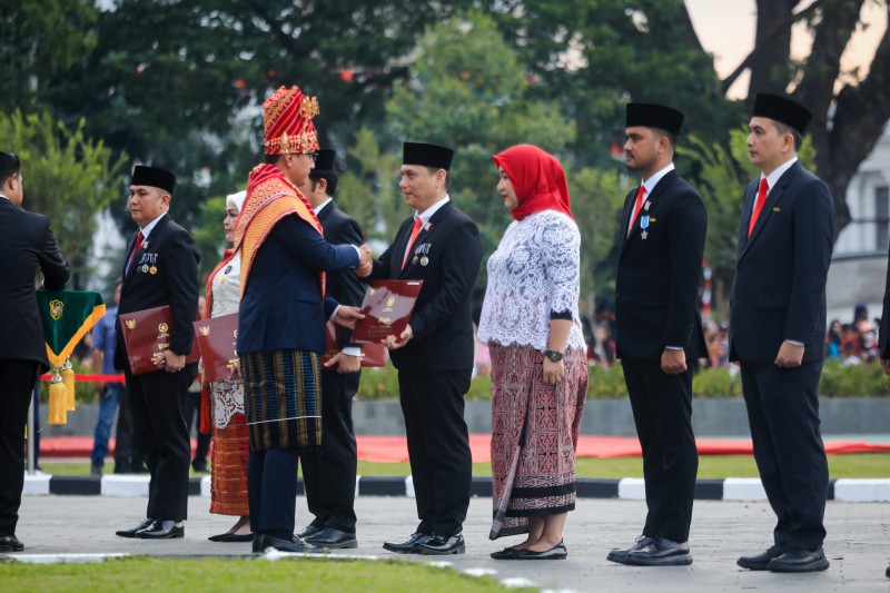 Wali Kota Medan Rico Waas Serahkan Satyalancana Karya Satya dari Presiden RI kepada Kadis Kominfo