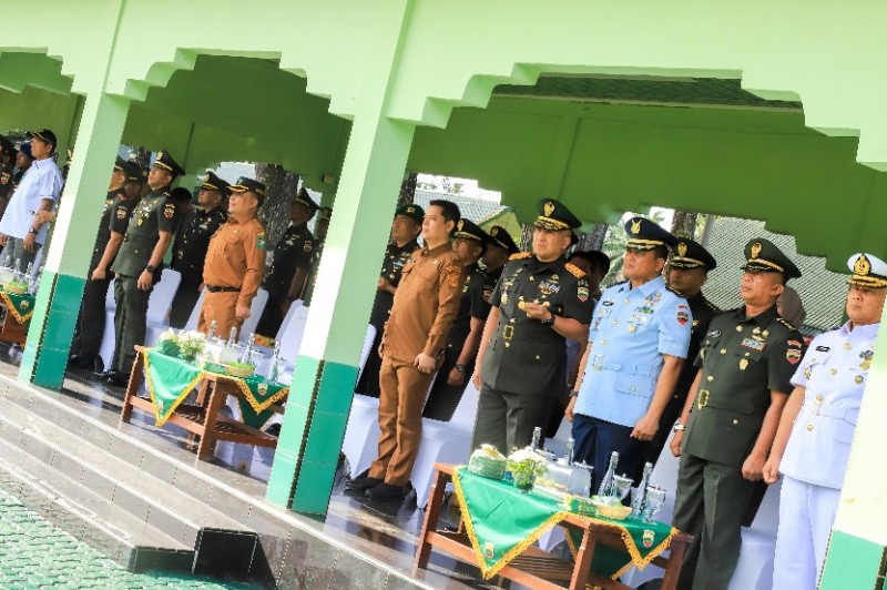 Wesly Melalui Staf Ahli Hamdani, Hadiri Penutupan Dikmaba Inf TNI AD