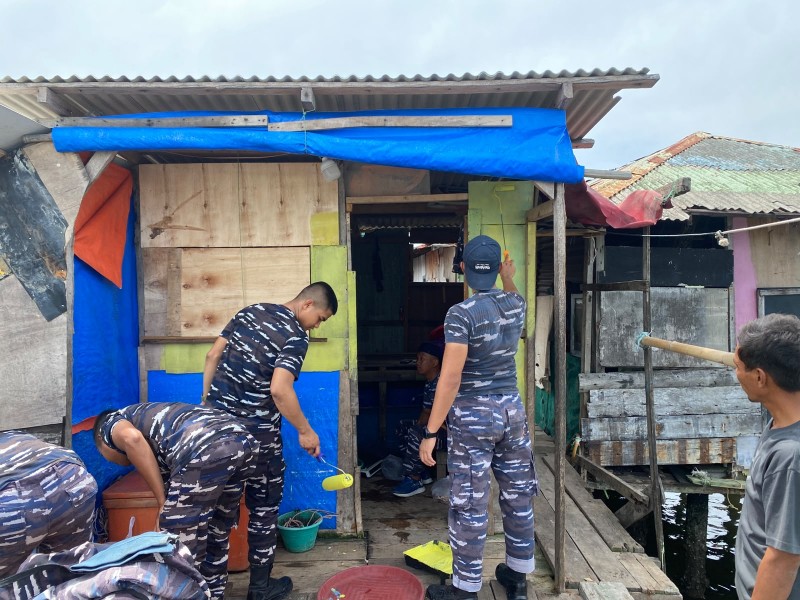 Kodaeral I Belawan Lakukan Pengecatan Kampung Nelayan