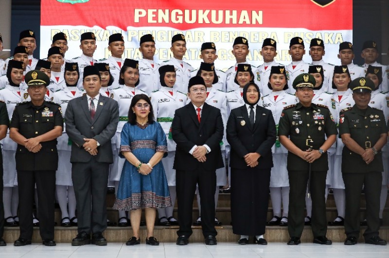Kukuhkan Anggota Paskibra Tahun 2026, Wali Kota Wesly Beri Beasiswa Kuliah