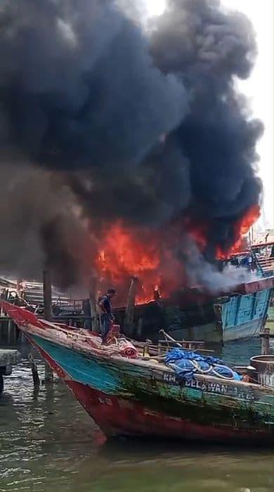 Geger..!!! Kapal Pukat Ikan Teri Terbakar di Belawan