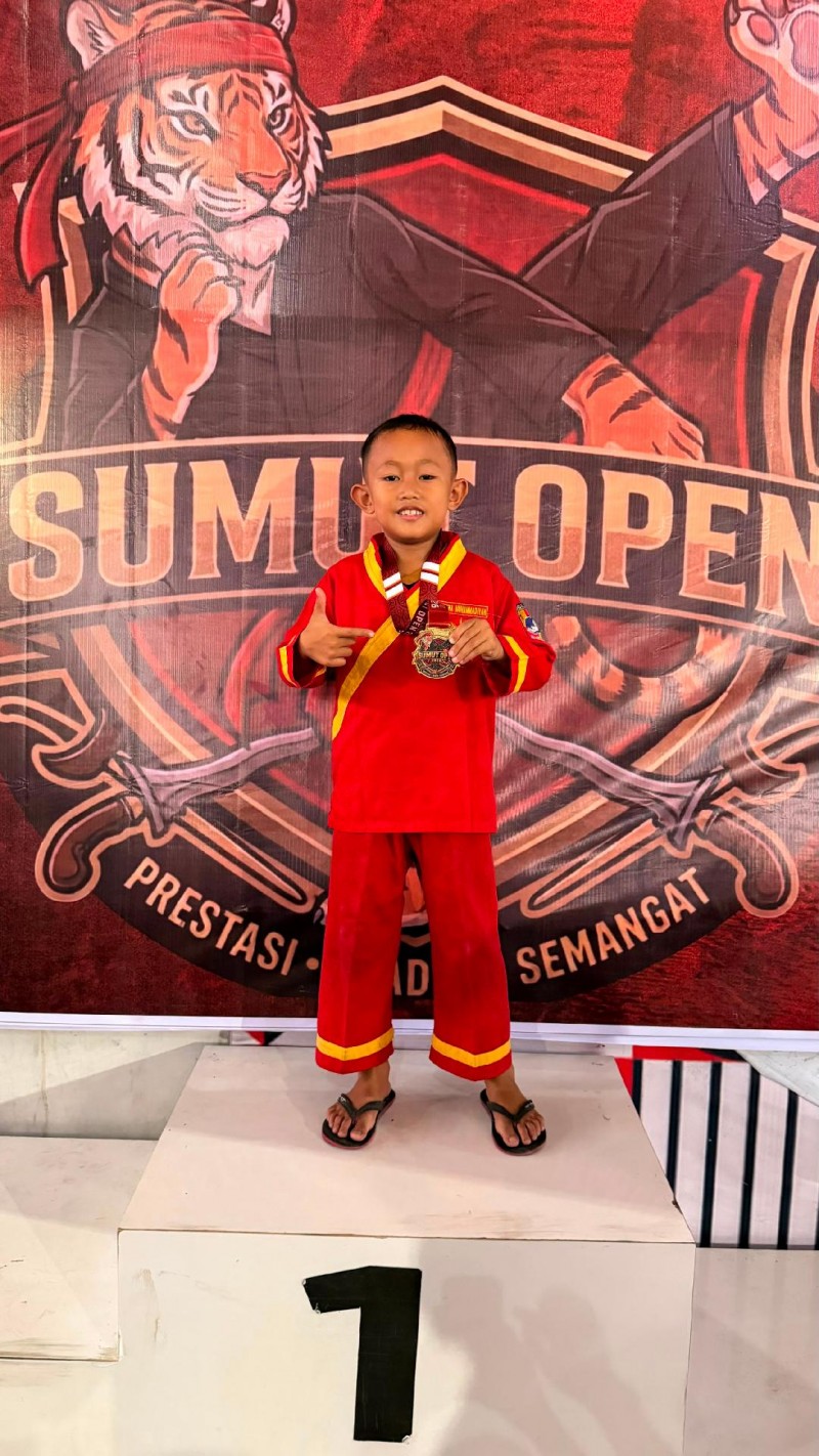 Alif Al-Fatih Daulay  Kelas 3 SDQU Al-Mukhlishin Sibuhuan Raih Mendali Emas