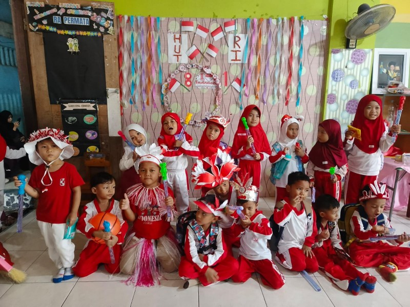 Penuh Semangat, Rombongan TK RA Permata Medan Labuhan Semarakkan HUT RI ke-81 dengan Pawai di Area Pajak Rambai
