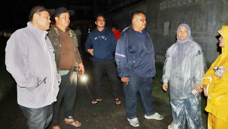 -Enam Warga Terjebak Banjir di Serbalawan, Tim Gabungan Pemkab Simalungun Berhasil Evakuasi