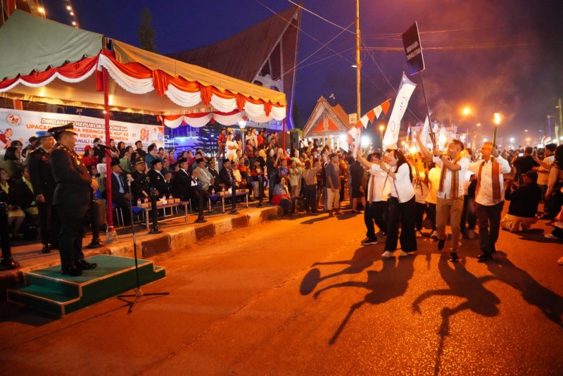 &lrm;Lautan Cahaya dan Pesta Kembang Api Warnai Semarak Malam Taptu HUT ke-81 RI di Tarutung