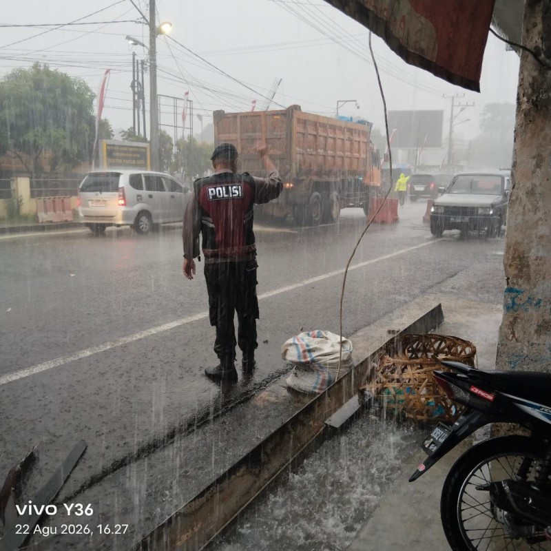 Hujan Disertai Angin Membuat Kabel Listrik "Menyala" di Tangan Jalan