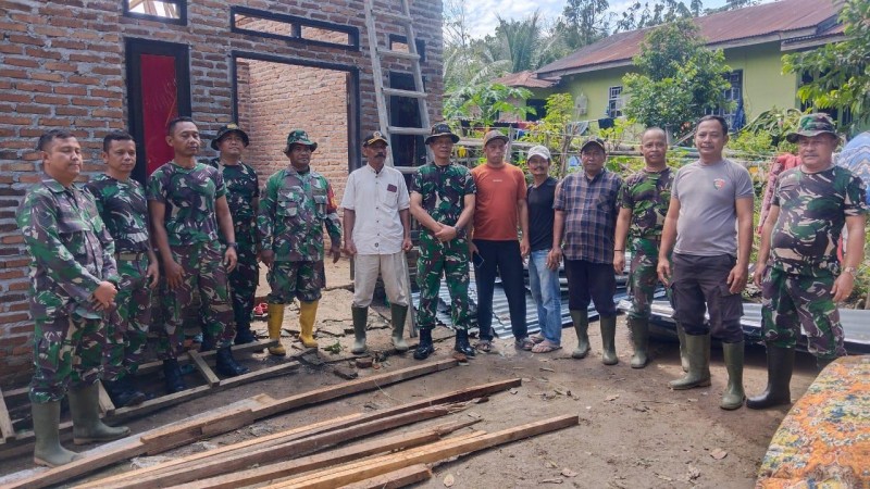 Polsek Dolok Batunanggar Bersama Koramil Gotong Royong Perbaiki Rumah Korban Angin Puting Beliung
