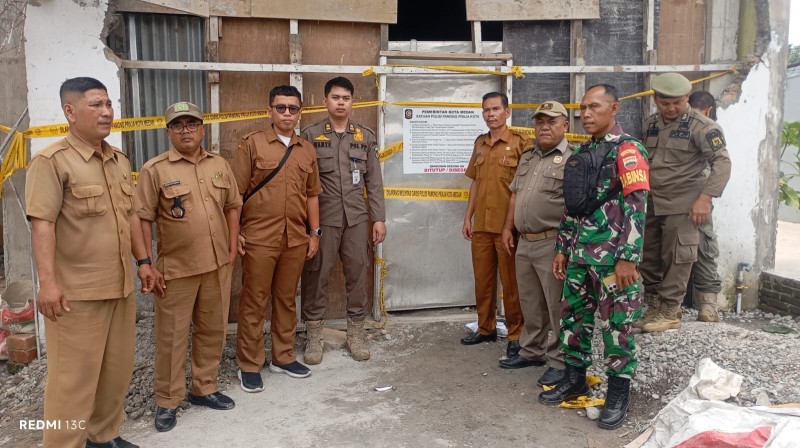 Tim gabungan segel ulang bangunan tanpamu PBG di jalan suasa raya mabar hilir