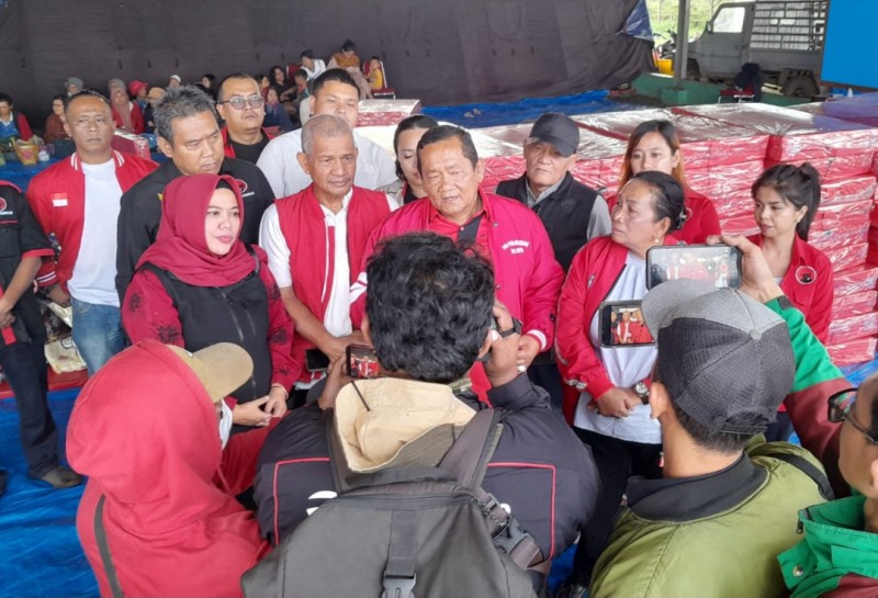Bawa Ratusan Logistik Pengungsi Sinabung, Rapidin Simbolon Tegaskan PDI Perjuangan Hadir di Tengah Rakyat