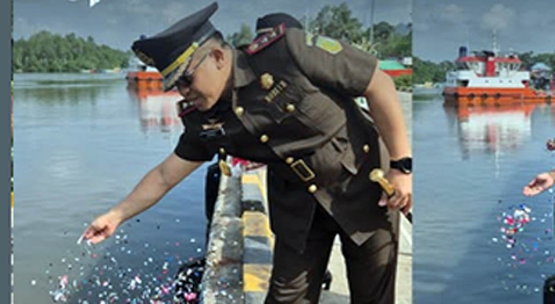 Peringati Harlah Kejaksaan RI yang ke-81, Kejari Teluk Bintuni Gelar Upacara Tabur Bunga dan Ziarah Laut