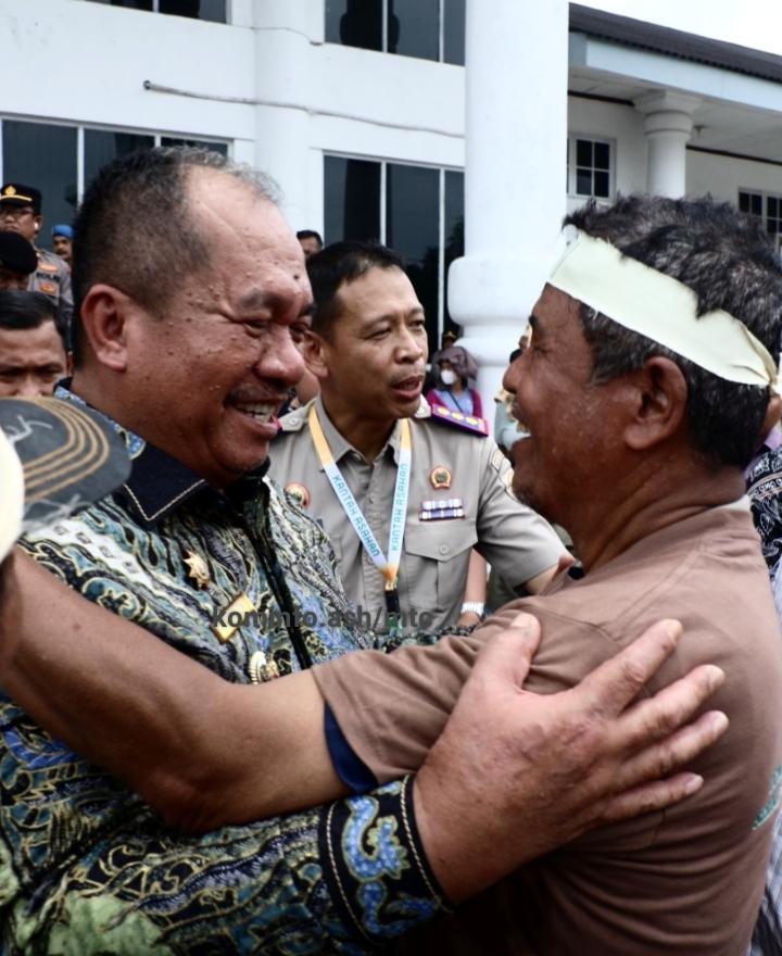 Hindari Seruduk Kenderaan di Depan nya Truk Cold Diesel Malah Seruduk Warung Warga