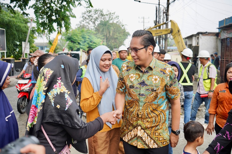 Turun Langsung di Tengah Hujan, Rico Waas Pastikan Pengerjaan Drainase Gaperta Berjalan Optimal