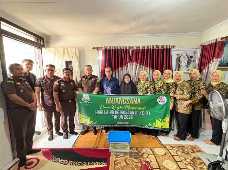Hari Lahir Kejaksaan ke-81, Kejari Aceh Selatan Ziarah Makam Pahlawan dan Santuni Anak Yatim