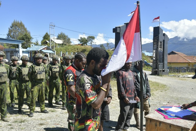6 Anggota OPM Resmi Memeluk NKRI Lewat Sentuhan Humanis Satgas Koops TNI Habema