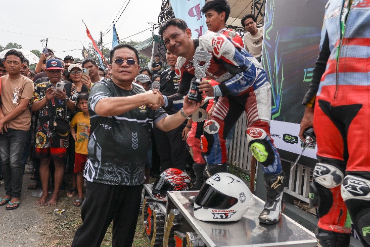 Wali Kota Cup Siantar Road Race 2026, Wesly Serahkan Trophy Bagi Juara I