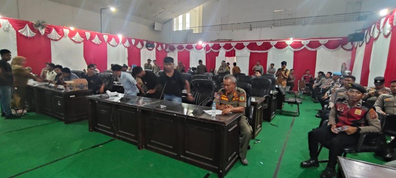 29 Orang Anggota DPRD Palas Tidak Masuk Kantor, Puluhan Massa Aksi Kuasai Ruangan Sidang
