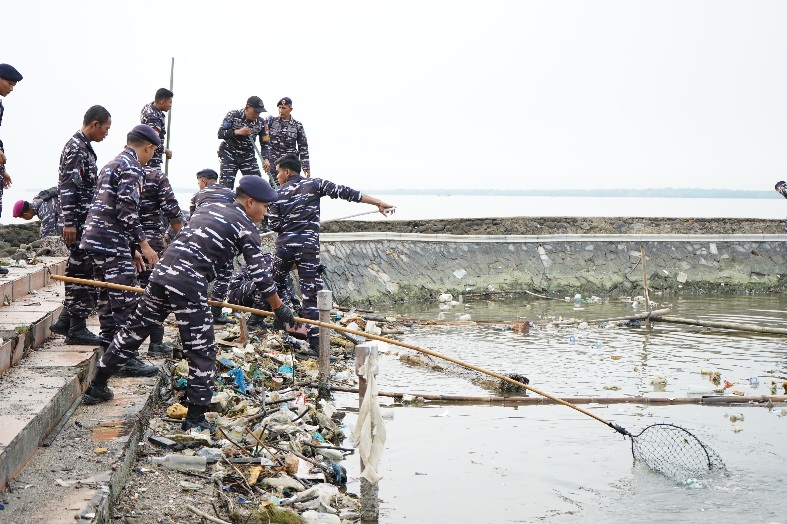 Kodaeral I Bersih-bersih Sampah di Pantai Belawan