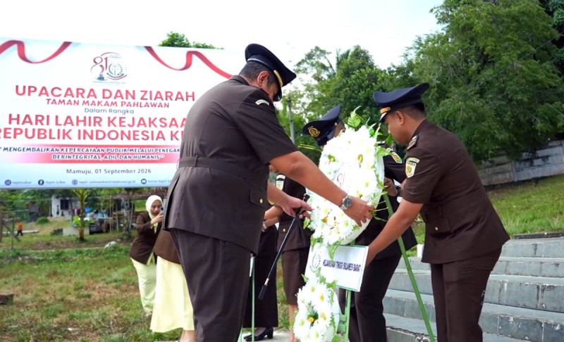 Peringati Harlah Kejaksaan RI yang ke-81, Kejati Sulbar Gelar Ziarah ke Taman Makam Pahlawan