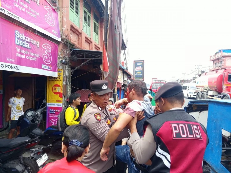 Polsek Pancur Batu Sigap Bantu Korban Yang Terjatuh Dari Angkutan Umum