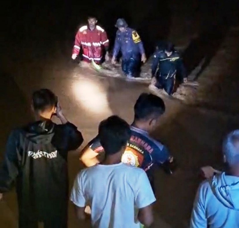 Hujan Deras Kembali Guyur Tapteng Polisi Evakuasi Warga Terdampak Bajir