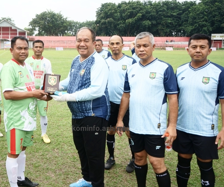 Turnamen Sepak Bola U+35 Antar Kecamatan Rebutkan Piala Ketua DPRD Asahan Dibuka Bupati