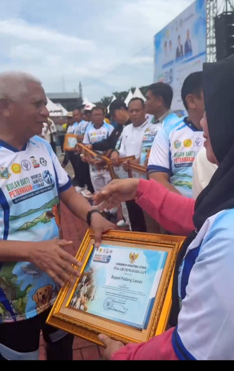 Baru menjabat, PLT Kadis Perkebunan dan Peternakan Raih Penghargaan Realisasi Vaksinasi  Rabies Tertinggi