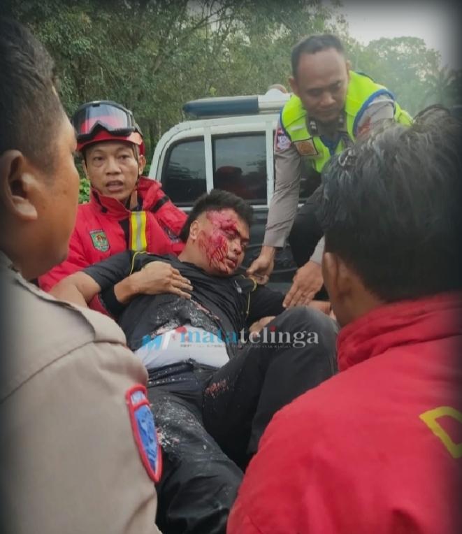 Suzuki Carry Pick Up Laga Depan Kontra Mobil Penumpang Grand Max di Jalan Umum Sei Renggas