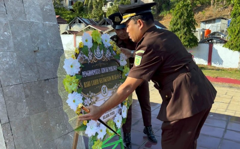 Peringati Hari Lahir Kejaksaan RI ke-81, Kejari Poso Gelar Upacara Ziarah dan Tabur Bunga di TMP Kawua