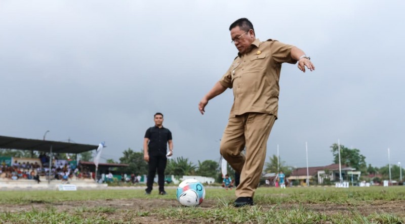 Buka Kejuaraan Sepak Bola Antar SMA S edarajat, Wesly Lakukan Kick Off