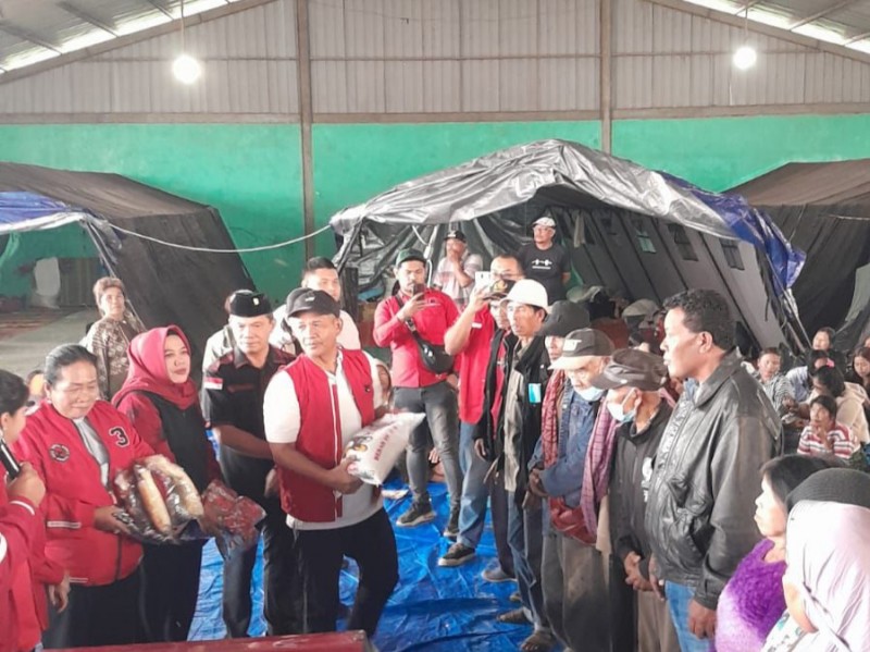 PDI Perjuangan Sumut Salurkan Bantuan Korban Erupsi Sinabung Sutarto : Kita Diajarkan Tat Twam Asi Oleh Bung Karno
