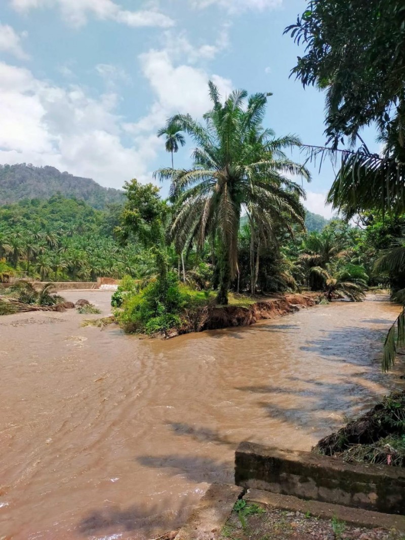 Diduga Proses Tender Proyek Tanggul Pulo Bayung Bermasalah, Bangunan Bernilai Rp 6.799.000.000 Jebol